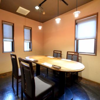 完全個室のテーブル席もご用意しております。ゆったりとした部屋でゆっくりとお楽しみください。各個室には窓と換気扇が完備されており、アクリル板、加湿器、アマビエ登録推奨等にて感染防止対策をおこなっております。