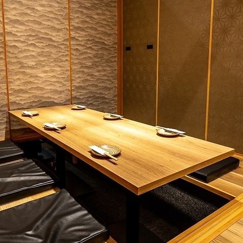 各種宴会に最適のくつろぎ空間の宴会個室。当店は数あるパターンのお席を全席掘りごたつ席でご用意しております。歓迎会、送別会、宴会に最適のくつろぎ空間の宴会個室や少人数のプライベート空間もございます。雰囲気を楽しみながら各種取り揃えた酒と本格料理をお愉しみください。