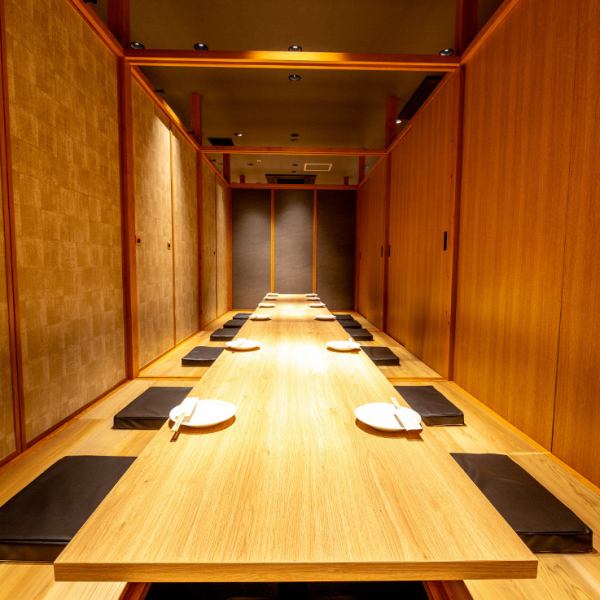 氛围轻松的包间宴会厅，适合举办各种宴会。本店设有多种座位，全部为下沉式被炉座位。我们还设有适合举办欢迎会、欢送会和其他轻松宴会的私人宴会厅和小空间。享受氛围的同时，还可以享用各种酒类和正宗美食。