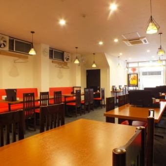[Available for 2-20 people] It is a seat of the one-sided sofa that everyone can stand side by side, dining, tasting the drinks while tasting the bar atmosphere, it has become the standard seat of our shop.