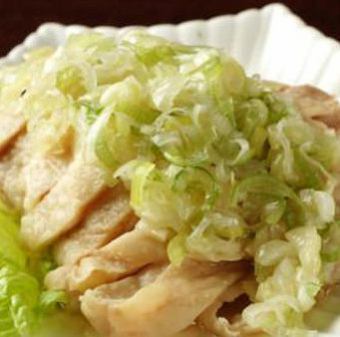 蒸し鶏のネギソースかけ