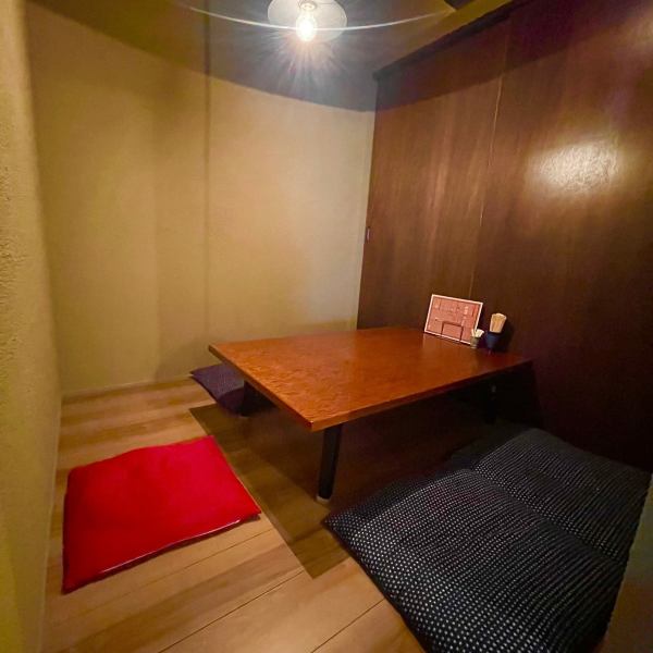 店内にはまるで家に帰ってきたかのような、居心地抜群のお座敷個室席を2室ご用意しております。5名様までご利用頂けるお座敷個室は、ご家族でのご利用や、少人数での集まり、ご宴会にもぴったりです！