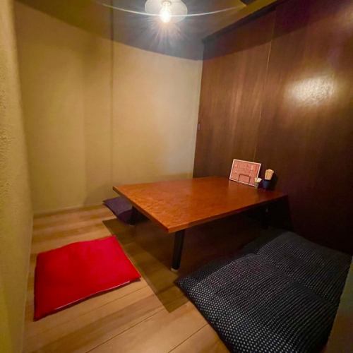 <p>店内にはまるで家に帰ってきたかのような、居心地抜群のお座敷個室席を2室ご用意しております。5名様までご利用頂けるお座敷個室は、ご家族でのご利用や、少人数での集まり、ご宴会にもぴったりです！</p>