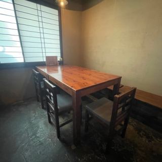Table seating for 4 people.The seats are spaced apart, so you can enjoy your meal without worrying about sitting next to you.