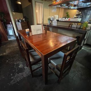 Table seats that can be used by up to 5 people.Great for gatherings with friends or having a drink with colleagues after work.