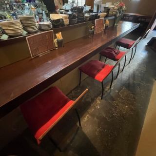 The counter seats are perfect for 2 people, such as couples or couples.