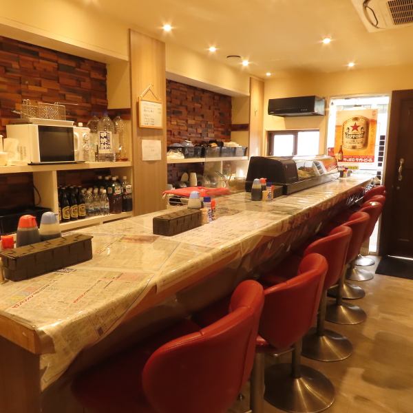 店内にはカウンター席を8席とテーブル席を2席ご用意しております！会社の同僚との飲み会やお一人様でのご利用にも最適です◎本場西成で修行した店主が作るホルモンや串揚げがご堪能いただけます★貸切利用も承っておりますので、お気軽にご相談ください！ご利用おまちしております！