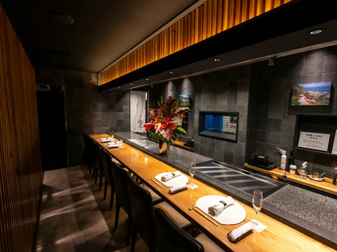 料理人の技を間近で楽しめるカウンター席も魅力的。熟練の料理人こだわりを持ち、一つ一つ丁寧に焼き上げます。鉄板カウンター付きの個室も完備しており、接待や会食などにももちろん可能です。料理人が織りなす「宮崎牛」をご堪能ください。