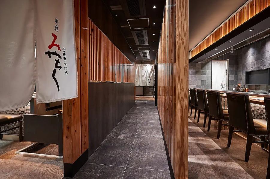宮崎県産「飫肥杉」をふんだんに使用した店内は落ち着きがあり、ゆったりお過ごしいただける空間です。「高千穂峡」「鬼の洗濯岩」などの宮崎県の景勝地をイメージとして織り込んでおり、細かな箇所までこだわりが詰まっております。