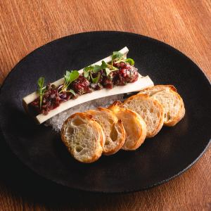Wagyu beef tartare with baguette