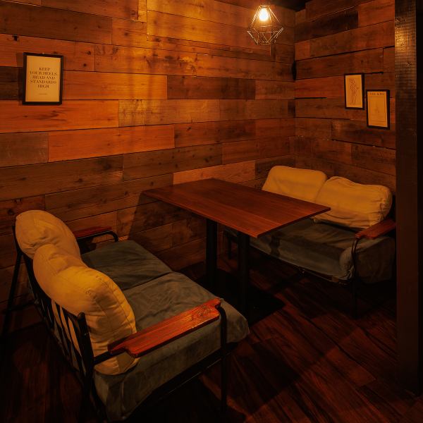 心落ち着く温かい雰囲気の個室をご用意しております。こだわりの内装が程よい高級感を演出していますので、記念日や接待にもピッタリ◎飲み放題付きコースも多数取り揃えておりますので、是非合わせて利用ください。2名様から団体様まで多種多様なお席がございます。人気なお席になりますのでご予約はお早めに♪