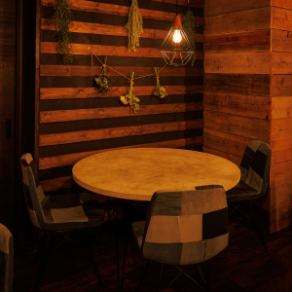 広々円卓テーブルは、囲むことで、自然と会話も弾み、どこに座っても距離が近く感じられます。友人や大切な人との食事、女子会やデートにも最適!落ち着いた照明とスタイリッシュなインテリアが、食事のひとときを一層華やかに演出します!是非料理や、店内を背景にお写真も撮っていただきSNS映えを狙ってみて下さい♪