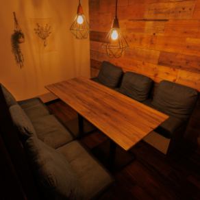 雰囲気のいい店内&料理とお酒で盛り上がること間違いなし!お洒落な店内は女子会やデートなど特別なお食事にもピッタリの席となっております。お肉、鮮魚、野菜、果物、全て今が旬の食材を使用した創作料理をお届け致します。逸品の魅力をプライベート空間でご堪能いただけます!人気な席なのでご連絡はお早めに!