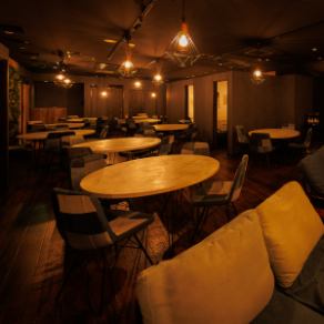 最大70名様まで対応可能な広々とした会場で、開放感たっぷりの貸切パーティーをお楽しみいただけます!大人数でもゆったりとしたスペースで、仲間と一緒に心ゆくまでお祝いの時間を堪能ください。おしゃれなインテリアと、レイアウトを変えることもできます。ご利用シーンに合わせてご活用くださいませ。