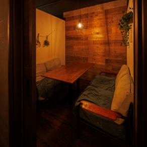 落ち着いた雰囲気で、ゆっくり過ごせる4名様個室をご用意しています。女子会や誕生日などの特別な日にぴったりな空間で、周りを気にせずくつろぎながら、心温まるひとときをお楽しみください。おしゃれなインテリアと心地よい照明が、素敵な時間を演出致します。メッセージ入りデザートプレートやサプライズも対応可能◎