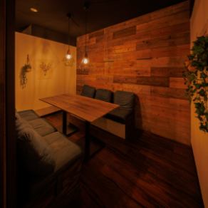 個室でゆったりとした時間を提供します!清潔感あふれ空間は、大切な方とのお食事や接待、特別な記念日にも最適です。周りを気にせず、食事と会話を存分に楽しめるプライベートなひとときが実現致します。少人数から団体まで対応可能で、落ち着いた雰囲気の中で、心に残る特別な時間をお楽しみください。