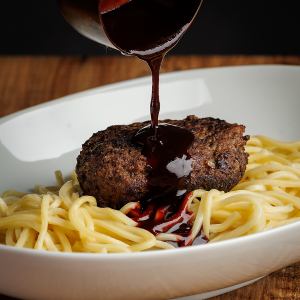 ハンバーグを崩して完成 大人のミートパスタ