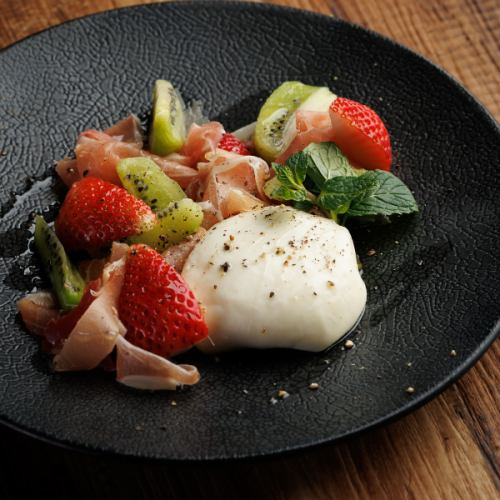 季節フルーツと生ハムのブラータ