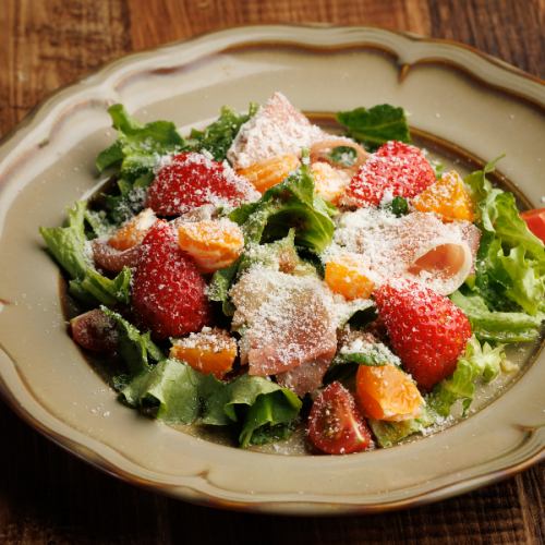 季節フルーツと生ハムのサラダ