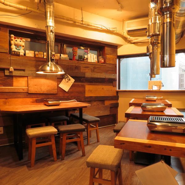 【下北沢駅から徒歩5分◎アクセス抜群の大衆焼肉居酒屋】店内に入ると木目調のインテリアが特徴の古民家分の店内で、どこか懐かしさを感じられるアットホームな雰囲気。カジュアルな店内で想自慢のお肉をお楽しみ下さい。