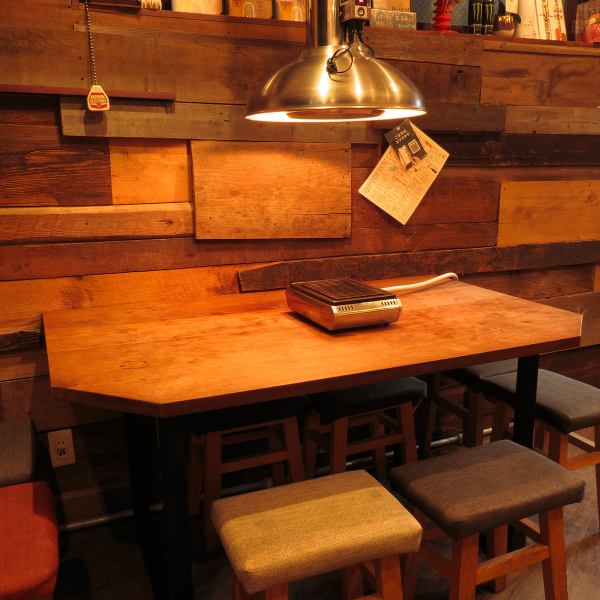 【下北沢駅から徒歩5分◎アクセス抜群の大衆焼肉居酒屋】店内に入ると木目調のインテリアが特徴の古民家分の店内で、どこか懐かしさを感じられるアットホームな雰囲気。カジュアルな店内で想自慢のお肉をお楽しみ下さい。