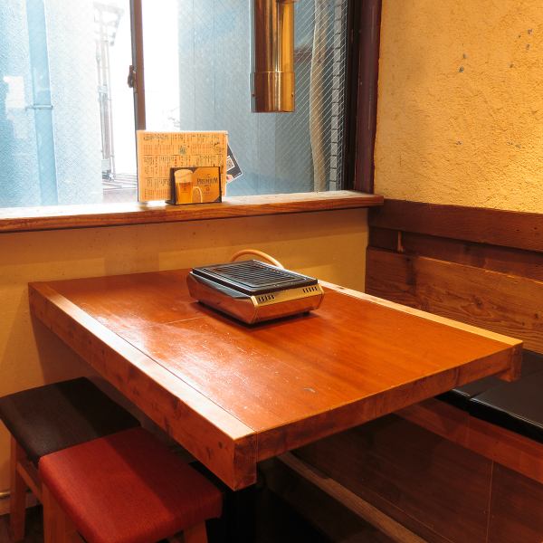 【お仕事帰り・友人同士でのご利用に最適】鮮度・味にこだわった当店自慢のホルモンを、各お席に設置してあるプレートでお好きな焼き加減でお召し上がりください♪テーブルを囲み会話に花を咲かせながらお料理を楽しむ、贅沢なお食事時間をご提供いたします！