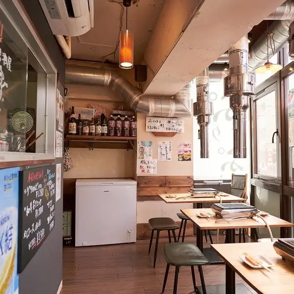 【下北沢駅から徒歩5分◎アクセス抜群の大衆焼肉居酒屋】店内に入ると、木目調のインテリアが特徴の古民家風の店内が広がり、どこか懐かしさを感じられるアットホームな雰囲気。全席喫煙可能なカジュアル空間で、気兼ねなくおしゃべりを楽しみながら自慢のお肉をお楽しみください。