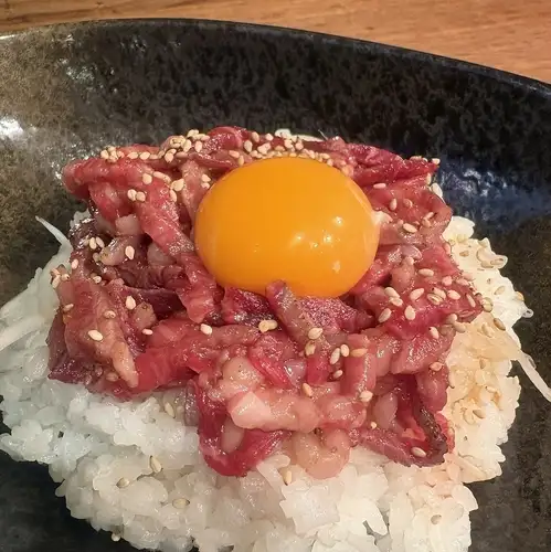 A5和牛の炙りユッケ丼 サラダ ドリンク付き