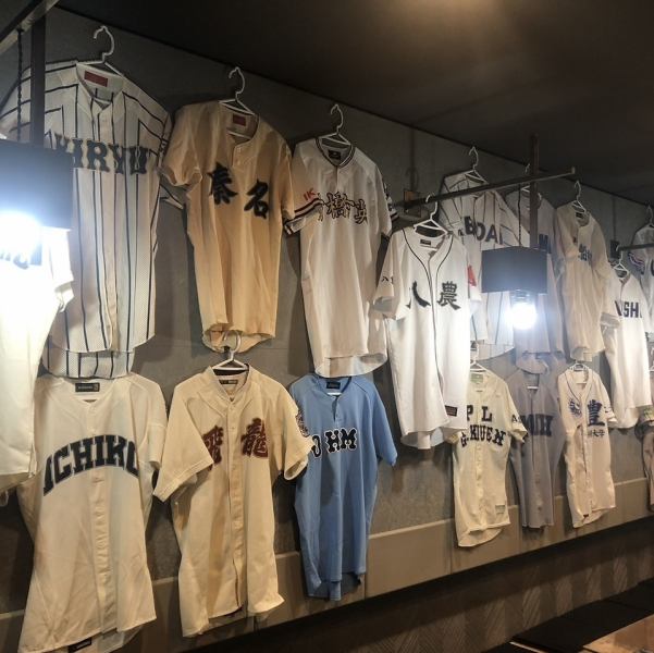 高崎駅徒歩5分という好立地にある当店は、スポーツ大好き店主が手掛けるアットホームな居酒屋です。店内は和やかな雰囲気で、壁一面に飾られたユニフォームが壮観！スポーツが盛んな群馬を盛り上げたい店主の想いが詰まった空間で、全国各地から厳選した日本酒を心ゆくまでお楽しみください！