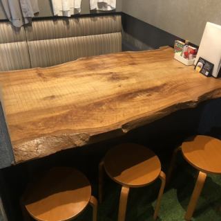 【6名様宴会】大きな余裕のあるテーブルが醸し出す、上質で落ち着いた雰囲気。賑やかながらもどこかホッとできる、温かい木のぬくもりがお客様を迎えます。個室のような作りは、周囲を気にせず、美食と厳選された美酒を心ゆくまで堪能できる最高の舞台。語らいの時間を大切にする大人のための居酒屋です。