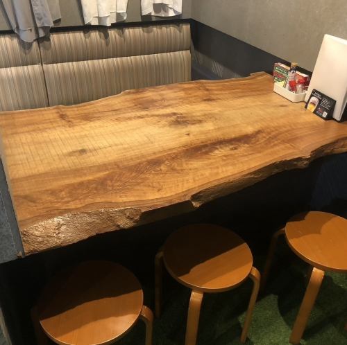 【6名様宴会】大きな余裕のあるテーブルが醸し出す、上質で落ち着いた雰囲気。賑やかながらもどこかホッとできる、温かい木のぬくもりがお客様を迎えます。個室のような作りは、周囲を気にせず、美食と厳選された美酒を心ゆくまで堪能できる最高の舞台。語らいの時間を大切にする大人のための居酒屋です。