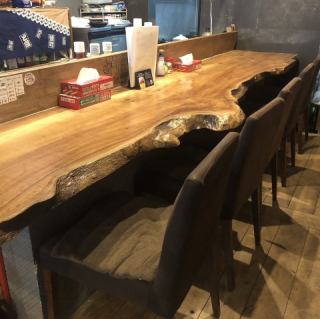 天然木の一枚板が心地よいカウンター席。活気がありながらも落ち着ける空間は、おひとり様を優しく包みます。具沢山な鍋を独り占めする贅沢、野球とビールを愉しむ自由。美味しい料理を楽しんだり、自分のペースで種類が豊富なお酒を飲み放題で味わう。今日一日の疲れを癒す、自分だけの特別な時間をお過ごしください。