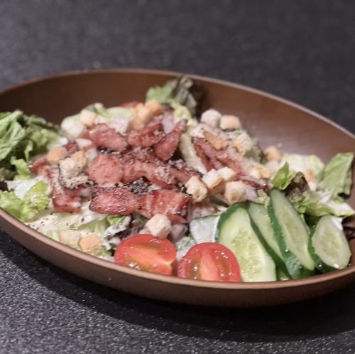 ベーコンたっぷり シーザーサラダ