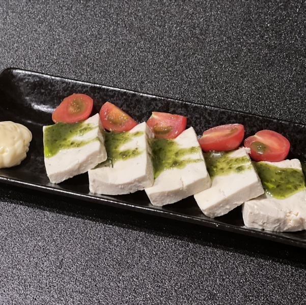 【お酒に合う創作料理も！】絹ごし豆腐とミニトマトに特製ソース。和の心意気を感じる爽やかなカプレーゼ風