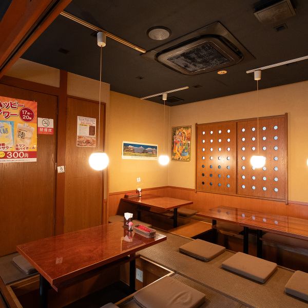 都会の喧騒を忘れさせる落ち着いた照明と心地よいBGM。ゆったりと流れる時間の中で、本格カレーを心ゆくまで堪能できる食べ飲み放題。週末の自分へのご褒美に。