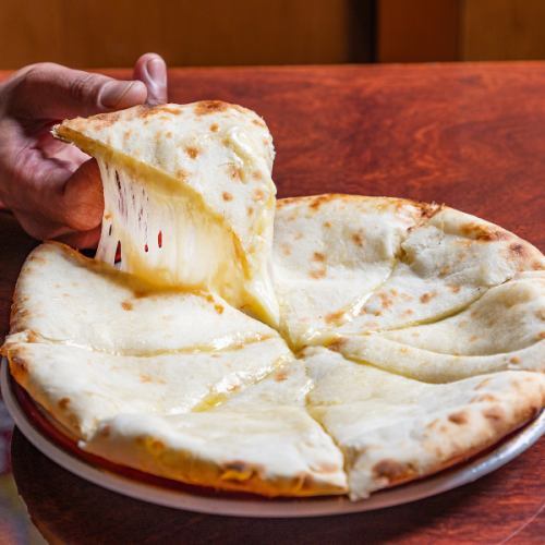 焼き立てとろ～り食べごたえありのチーズナン！