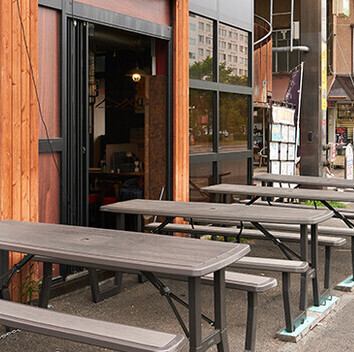 当店は、落ち着いた趣のある店構えです。店内はもちろん、天気のいい日にはテラス席でお食事をお楽しみいただけます!開放的なスペースで、美味しいジンギスカンとビールを堪能できるのは格別◎外の風を感じながら、ゆったりとラム肉を味わいたいデートや食事会にも最適です。