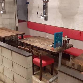 広々とした店内は、テーブル席を中心に配置されており、会社のご宴会や大人数での食事会にも対応可能です。炭火の熱気と美味しい香りが立ち込める空間で、皆様が笑顔でジンギスカンを楽しめるよう、心を込めておもてなしいたします。狸小路駅から徒歩圏内の好立地ですので、集合・解散にも非常に便利にご利用いただけます。