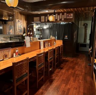 調理場の臨場感も目の前でお楽しみ頂けるカウンター席。職人が腕によりをかけて作る当店自慢の魚介料理は、何度来ても飽きない、来るたびにおいしさを再発見できる、そんな逸品ぞろいです！営業時間は23時半までとなりますので、遅めスタートのご宴会や二次会等にも、ぜひご利用ください。お一人様のサク飲みも大歓迎です◎