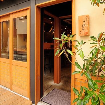 【中津徒歩数分◎】落ち着いた路地にたたずむ店舗。店内はサラリーマン＆お喋り女性の憩いの場。