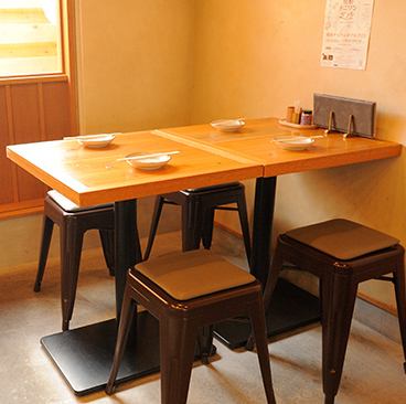 【テーブル席や2階個室も◎】１階のカウンターでデートや、２階テーブル席で宴会など様々な人数に応じた利用も可能です♪