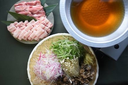 【豚しゃぶ鍋】仲間や家族とゆっくり3時間!飲放題付◎〆やデザート付き。8名様以上で2F貸切も
