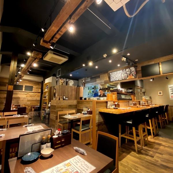 [Counter seats] Counter seats are recommended for casual drinking and dating. It's a cozy space where you can easily come by yourself ☆ How about crispy tempura made with rice oil?Our specialty Japanese food and sake are a perfect match ♪ The sound of tempura being fried is a comfortable seat.
