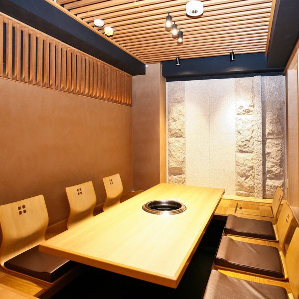 It is a spacious private room of digging kotatsu.* The number of seats is currently limited to prevent coronavirus.(It may be a guide to the seats in the semi-private room separated by roll curtains)