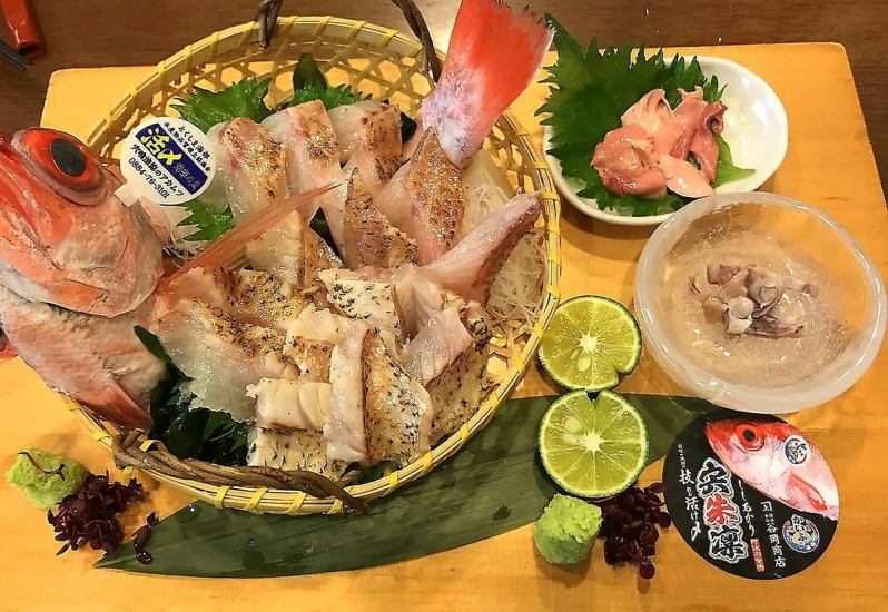 如果您想品尝生鱼片等时令当地鱼类，您可以在县内外都很受欢迎的Tokusan享用！