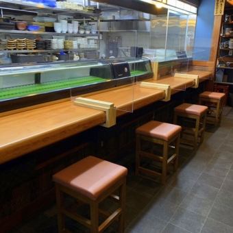 Counter seats that maintain a social distance.You can feel free to come by yourself ♪