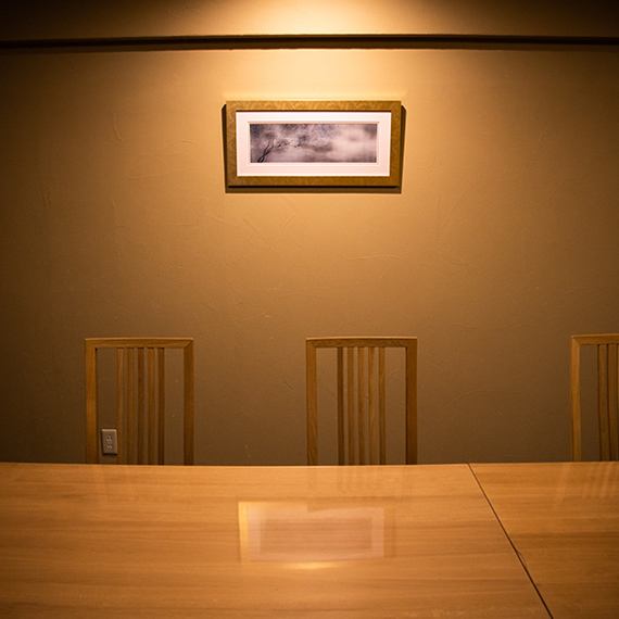 位于3楼的包间，配备了Karimoku的高贵桌椅，营造出一种特殊的氛围。可供10～13人用餐◎在轻松宽敞的包间内享用豪华美食。