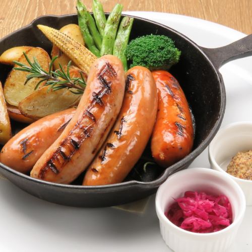 Grilled 3 kinds of sausages ~ Served with grilled Itoshima vegetables ~