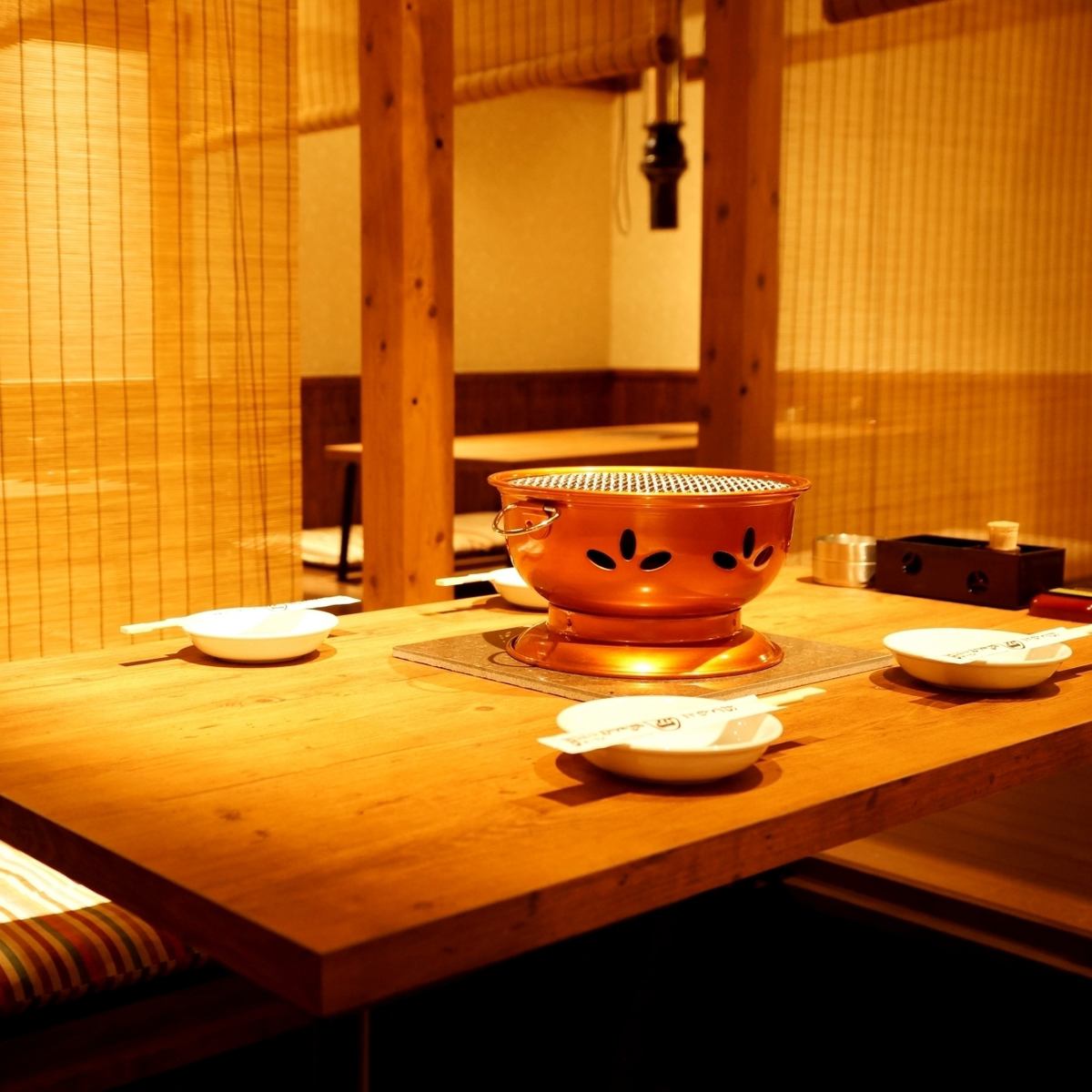 Relax in the digging tatami room separated by bamboo blinds ... ♪