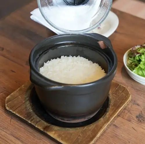 土鍋で炊き上げた広島県産のふっくらご飯。
